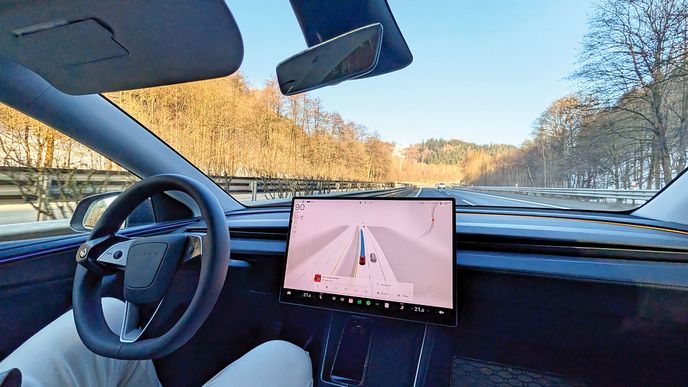 Na dálnici nás překvapilo jen to, že auto zůstává v levém pruhu a nezařadilo se zpátky do pravého. Vyřešili jsme to použitím blinkru. Na dálnici nás překvapilo jen to, že auto zůstává v levém pruhu a nezařadilo se zpátky do pravého. Vyřešili jsme to použitím blinkru.