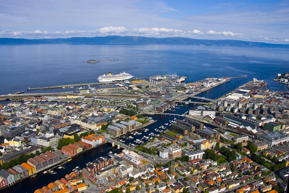 Trondheim je se svými 198 tisíci obyvateli třetí největší město Norska. Rozděleno je řekou Nidelvou, která mezi domy teče do moře.