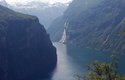 Mořský záliv (fjord) Geirangerfjord na západě Norska. Jedna z nejnavštěvovanějších turistických oblastí v Norsku.
