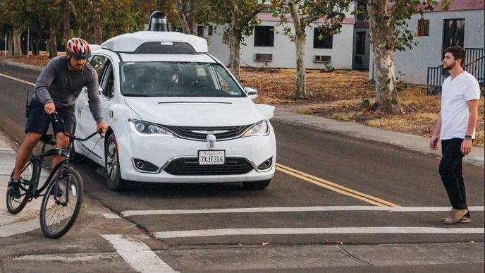 Samořídící technologie Waymo je použita v autě Chrysler Pacifica. Zde se prohání bez člověka na velmi pokročilém testovacím polygonu – v americkém umělém městečku Castle.