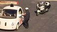 Autonomní vůz Googlu zastavila policie. Jel moc pomalu a blokoval provoz