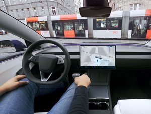 Česko povolilo autopilota od Tesly, na videu projíždí Prahou. Dříve, než se čekalo