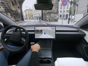 Tesla FSD znovu naráží na rychlostní limity. Bezpečnostní organizace žádá EU, aby odmítla dvě funkce