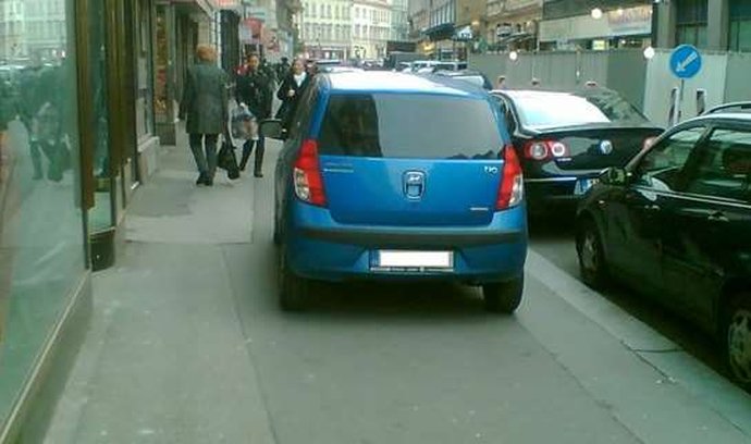 Nejhůře zaparkovaná auta Česka: Čeští řidiči se snad nikdy nenaučí parkovat!