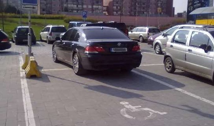 Nejhůře zaparkovaná auta Česka: Čeští řidiči se snad nikdy nenaučí parkovat!