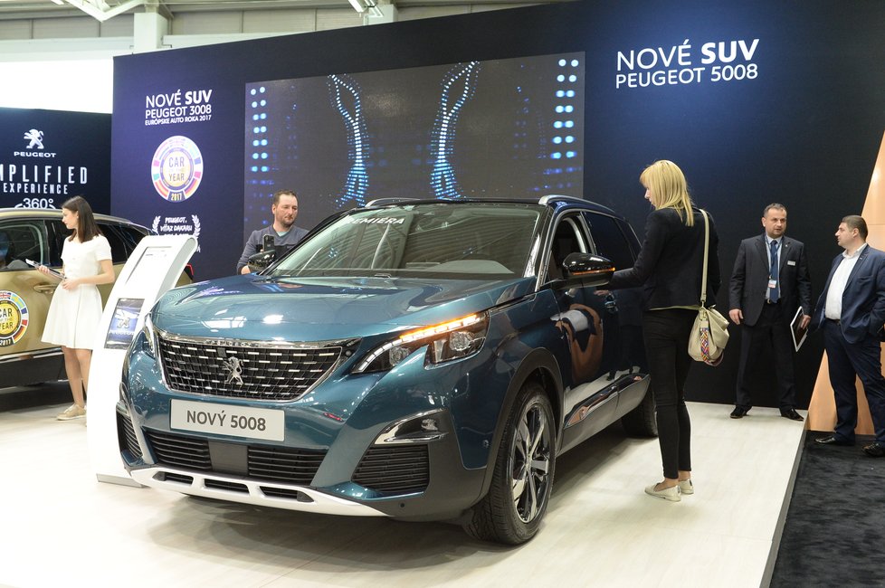 Peugeot 5008  Vrcholný vůz francouzské automobilky je zaměřený na rodiny. Sedmimístné SUV nabízí pohodné cestování i variabilitu v podobě odnímatelné třetí řady sedadel.