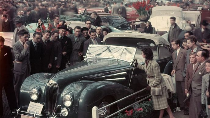 Již zaniklá automobilka Delahaye vystavovala nádherný model 175. Jaguar přivezl luxusní sedan Mark V a francouzská karosárna Saoutchik předvedla své umění na přestavěných modelech Delahaye či Cadillac.