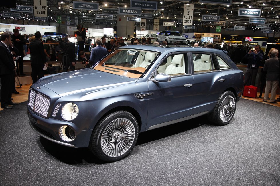 Obří maska, dvanáctiválcový motor a hromada chromu, to je koncept městského teréňáku EXP 9 F od Bentley