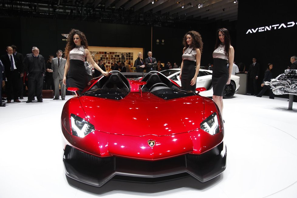 Lambo Aventador J má sedm set koní, vidlicový dvanáctiválec, pohon všech kol, je celé z karbonu