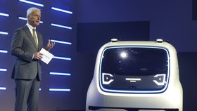 Šéf Volkswagenu Matthias Müller představil v předvečer autosalonu v Ženevě auto, které nepotřebuje řidiče, a volant dokonce ani nemá.