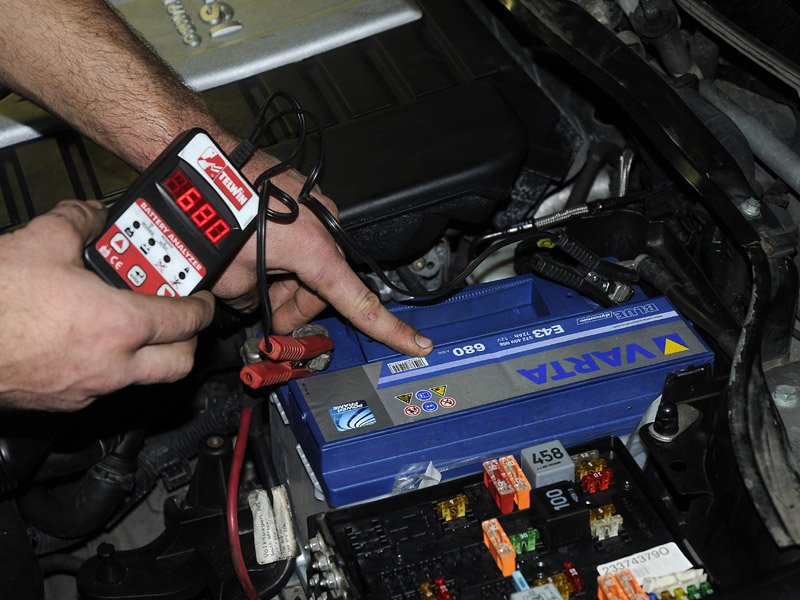Autoservisy mají moderní testery, které ověří, zda je baterie ještě schopna dávat deklarovaný startovací proud.