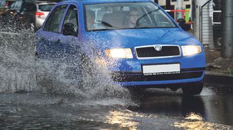 Mladí nemají zájem o řidičák, za posledních deset let vydaných průkazů setrvale ubývá