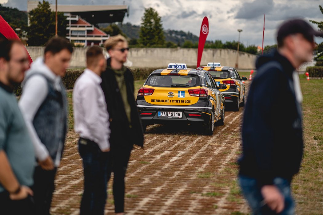 Návrat do autoškoly: Skutečně dnes může za volant každý?