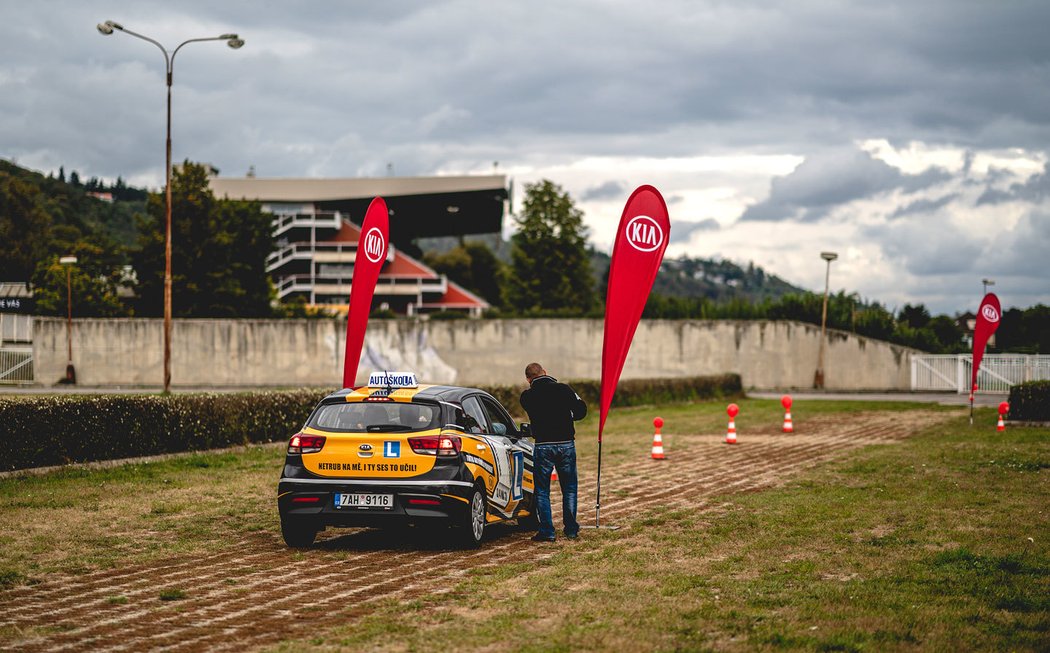 Návrat do autoškoly: Skutečně dnes může za volant každý?