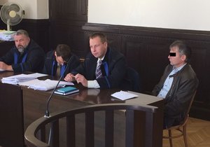 K odvolacímu soudu přišel jediný obžalovaný, bývalý instruktor autoškoly a zároveň její majitel Lubomír K. (zcela vpravo). Kauza mu prý zničila život, šlo o nepravdivé obvinění.