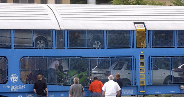 Autovlak Jadran přepraví vaše auto i motocykl.