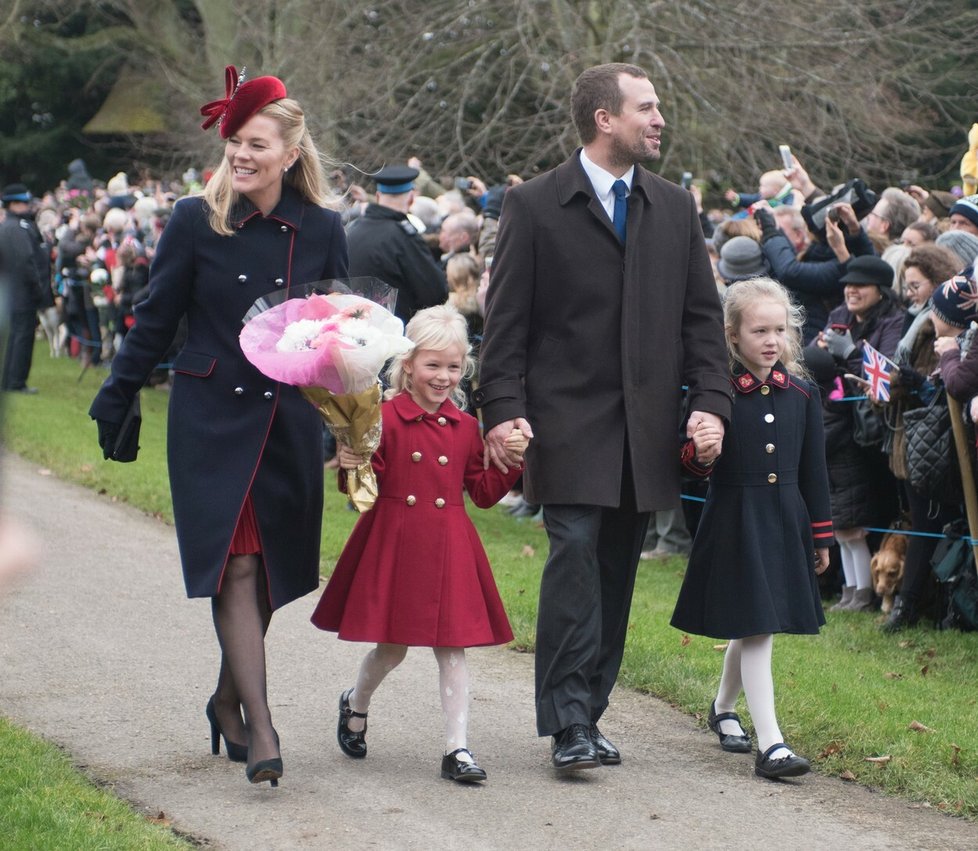 Syn princezny Anne Peter Phillips s manželkou Autumn a dcerami Islou a Savannah o Vánocích v Sandringhamu v roce 2017