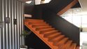 Čtyři patra kanceláří Avast v Brně propojují designová schodiště