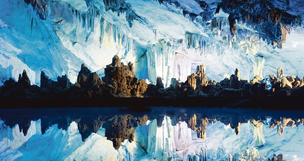 Čínská Jeskyně rákosové flétny je 240 metrů hluboká a do největšího dómu se vejde až tisíc lidí.