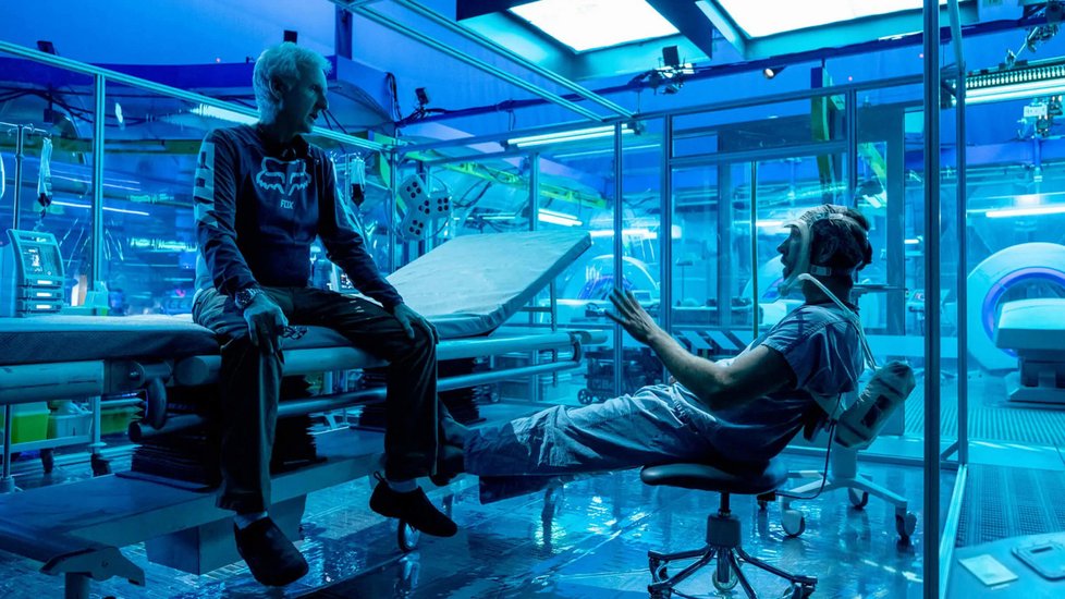 Vizionářský režisér a tvůrce James Cameron během natáčení snímku Avatar: The Way of Water.