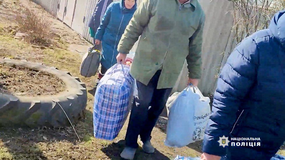 Civilisté evakuují Avdijivku u Doněcka (8. 3. 2023).