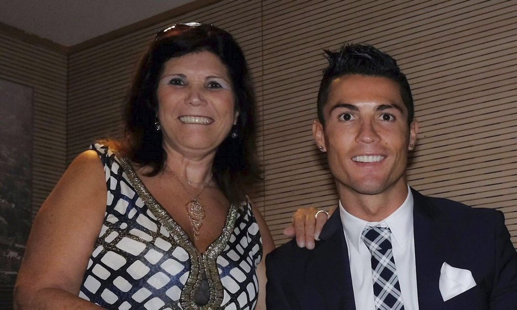 Jeden z nejlepších fotbalistů světa Cristiano Ronaldo se svoji matkou Mariou Dolores Aveirovou