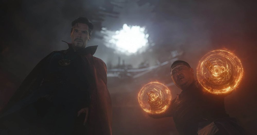 Doctor Strange nosí Kámen času zavěšený na krku