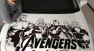 Ručně kreslení Avengers na autě