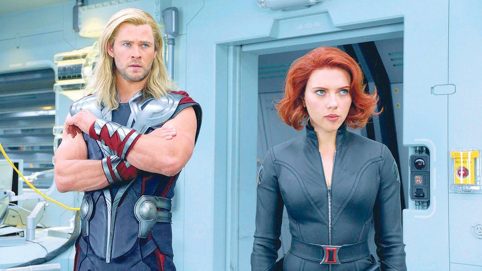 Chris Hemsworth jako Thor a Scarlett Johansson jako Vdova