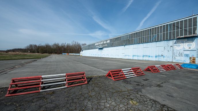 Aviatický klub. Bývalé armádní letiště v Líních u Plzně, kde chce Volkswagen postavit továrnu na baterie.