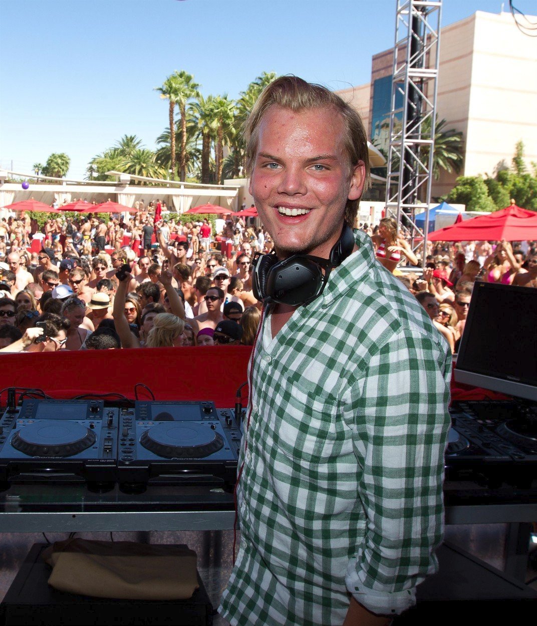 Avicii skončil s hraním v roce 2016 kvůli zdravotním problémům.