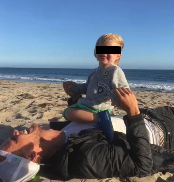 Terezin syn Luka s Aviciim na pláži