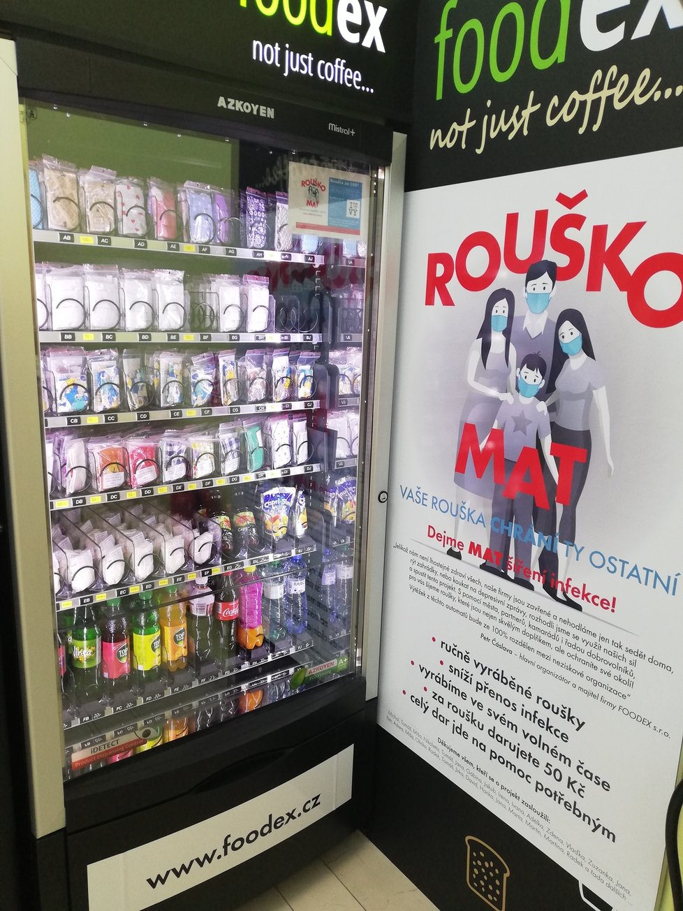 AVION Shopping Park v Brně má automat, v němž prodává roušky.
