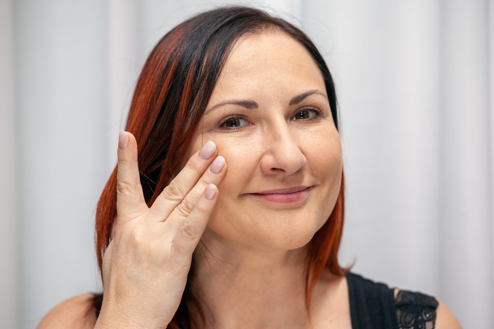 Omlazující obličejová péče pomáhá napravit následky úbytku kolagenu pro pevnější a plnější pleť.