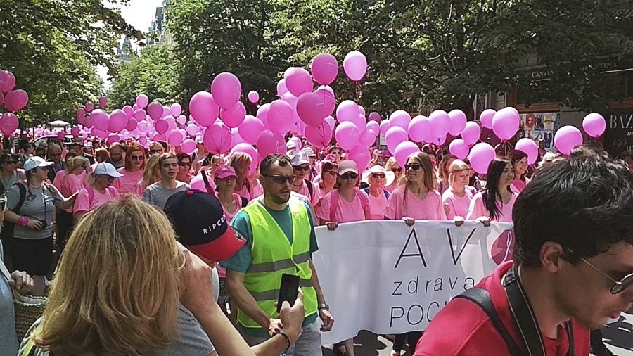 Tisíce lidí přišly podpořit boj s rakovinou prsu