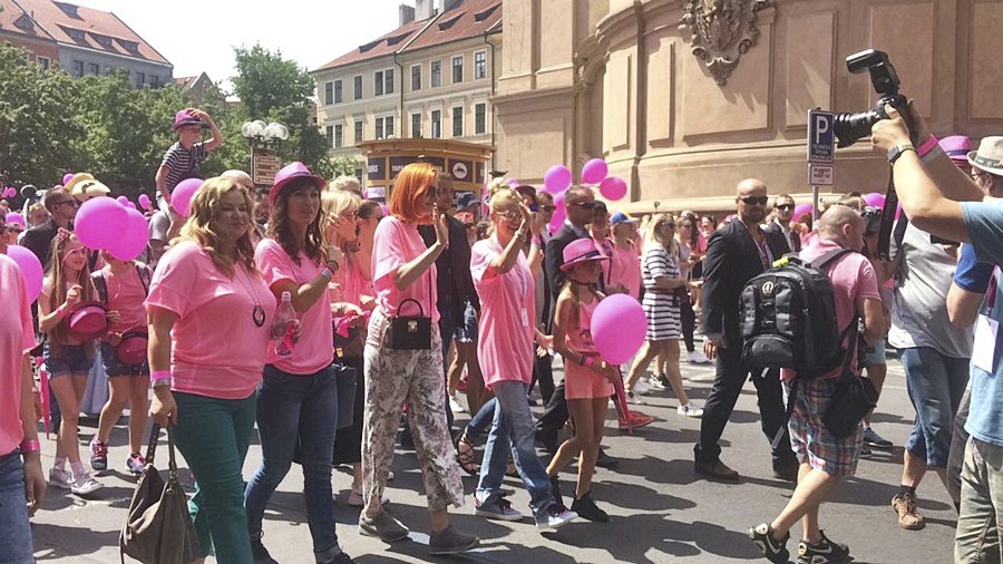 Tisíce lidí přišly podpořit boj s rakovinou prsu