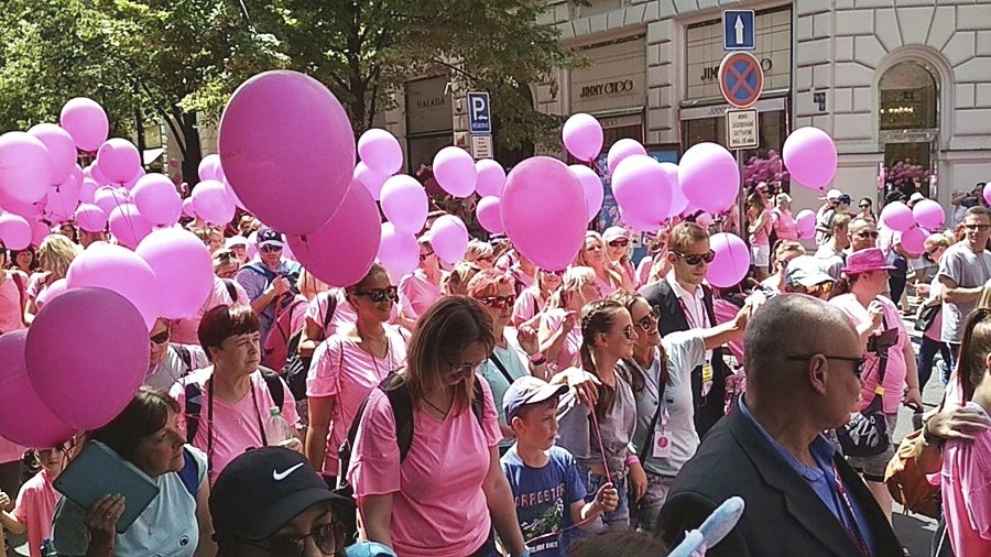 Tisíce lidí přišly podpořit boj s rakovinou prsu