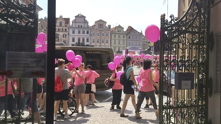 Tisíce lidí přišly podpořit boj s rakovinou prsu