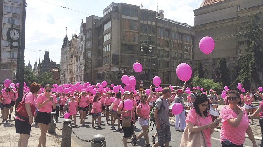 Tisíce lidí přišly podpořit boj s rakovinou prsu