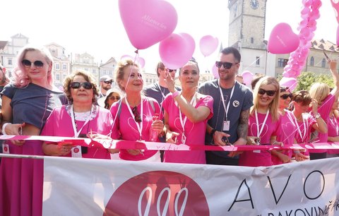 Boj proti rakovině prsu: Výhní pochodovala Stašová a 25 tisíc dalších lidí