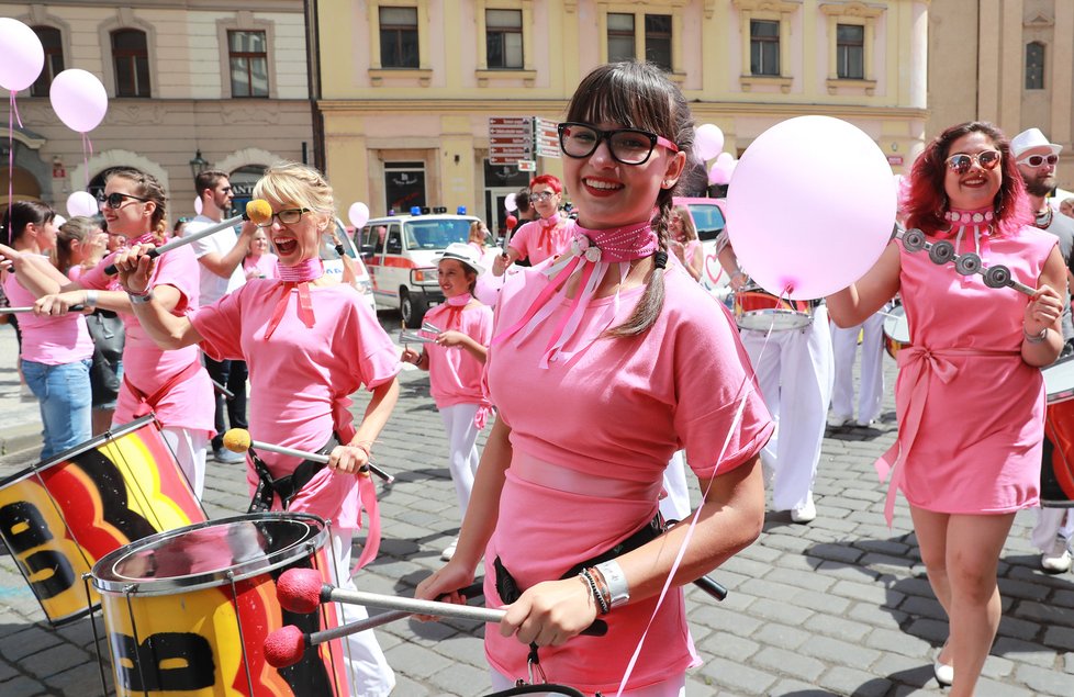 Mnoho známých tváří přišlo na pochod proti rakovině prsu.