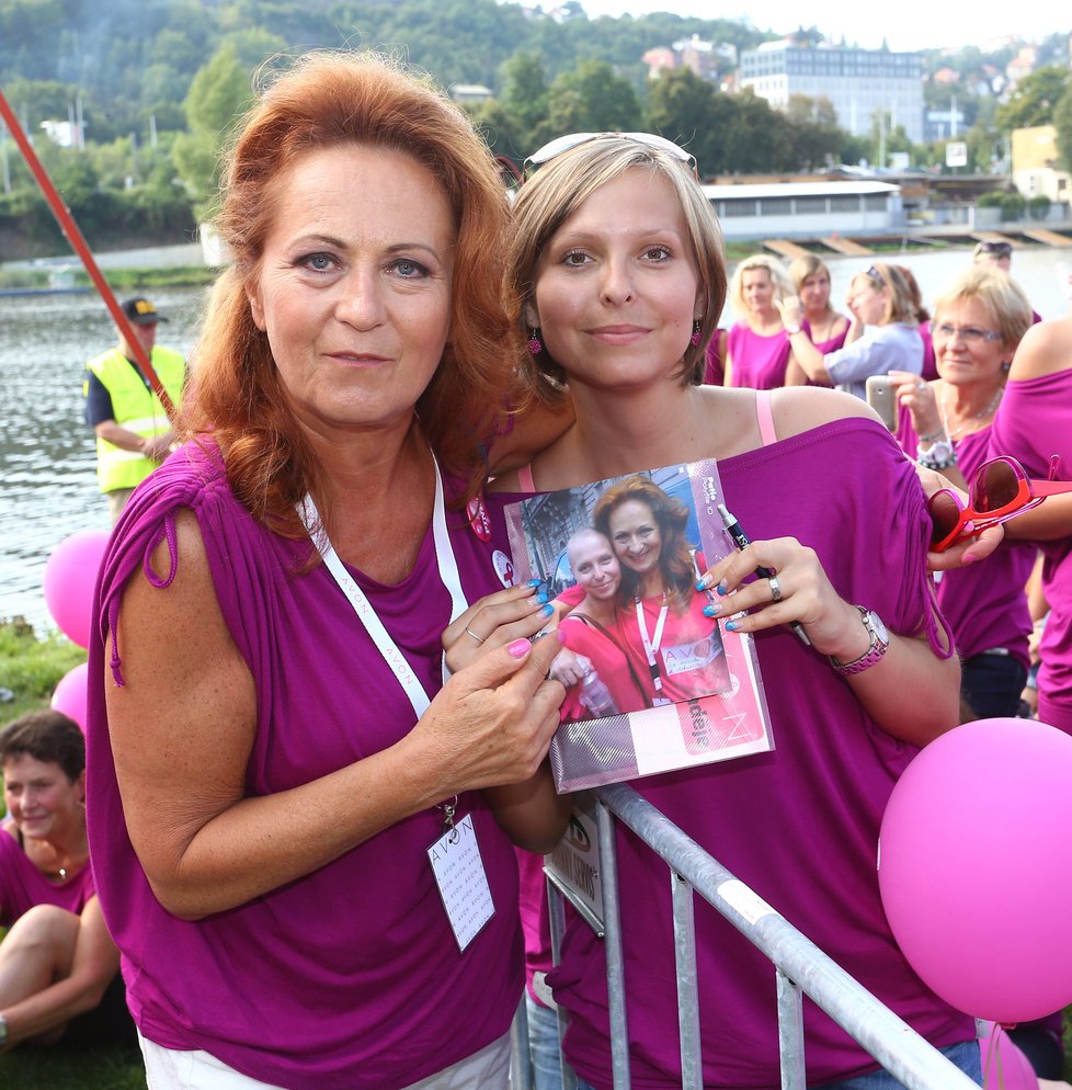 Simona Stašová s ženou, která porazila rakovinu