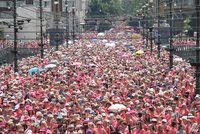 Růžová zaplavila Prahu: Tisíce lidí prošly centrem, podpořily boj proti rakovině prsu