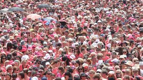 Růžový pochod Prahou: Tisíce lidí podpořily pacientky s rakovinou prsu