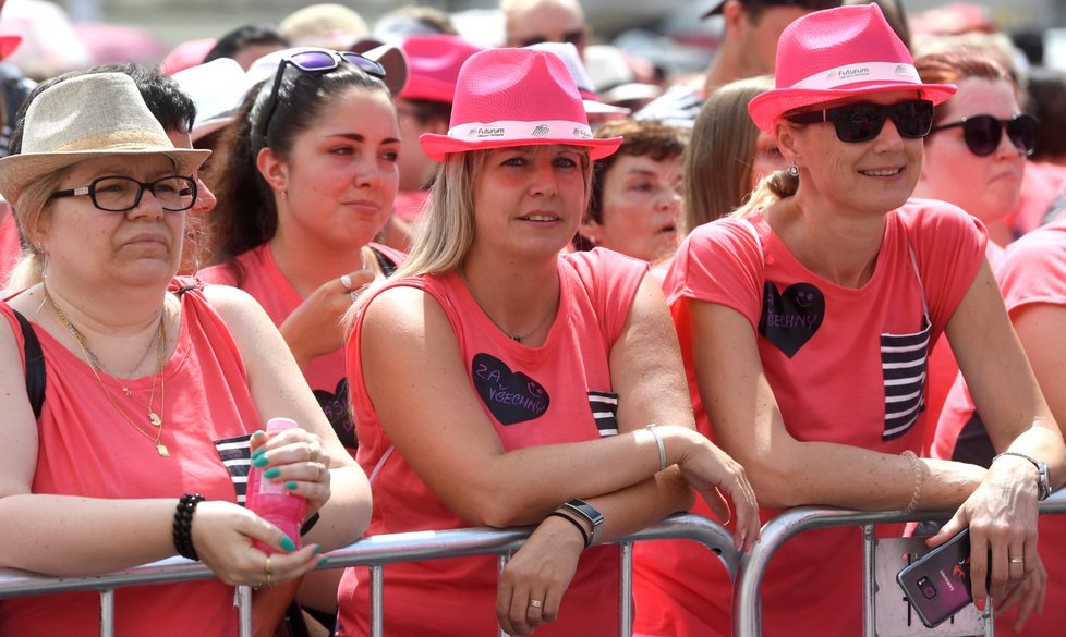 Účastníci tradičního Avon pochodu za zdravá prsa se sešli 15. června 2019 v Praze na Staroměstském náměstí.