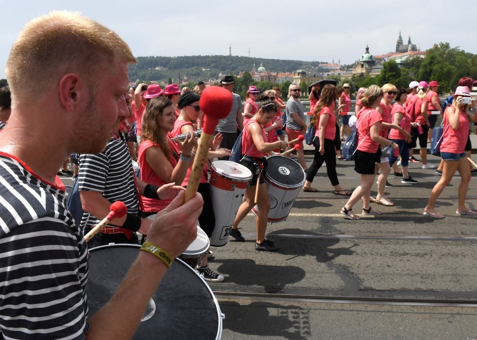 Účastníci tradičního Avon pochodu za zdravá prsa se sešli 15. června 2019 v Praze na Staroměstském náměstí.