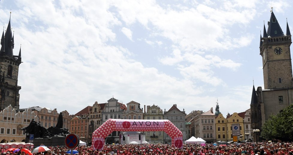 Účastníci tradičního Avon pochodu za zdravá prsa se sešli 15. června 2019 v Praze na Staroměstském náměstí.