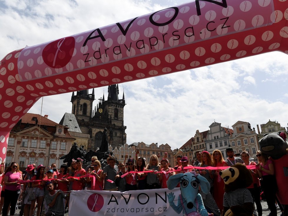 Účastníci tradičního Avon pochodu za zdravá prsa se sešli 15. června 2019 v Praze na Staroměstském náměstí.