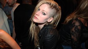 Avril Lavigne je konečně punk: Vyholila si část svých blond vlasů!