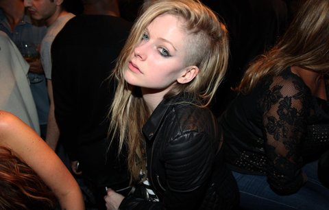 Avril Lavigne je konečně punk: Vyholila si část svých blond vlasů!